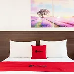 RedDoorz near Lang Ha Street