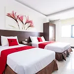 RedDoorz near Lang Ha Street